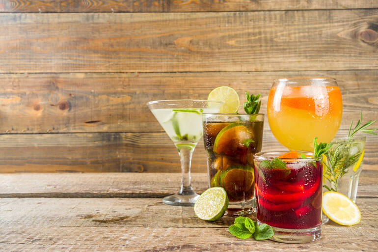 Alcohol-free drinks, mocktails, and cocktails for a summer day