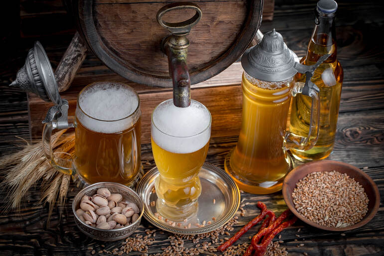 Rustic homebrewing scene with frothy beer, grains, spices, and a barrel, reflecting 2025’s global and artisanal brewing trends